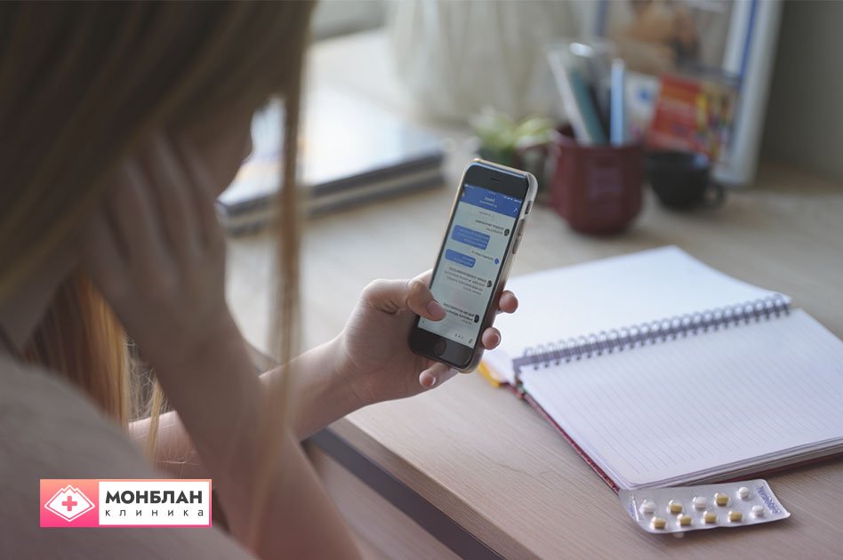 Девушка переписывается по телефону